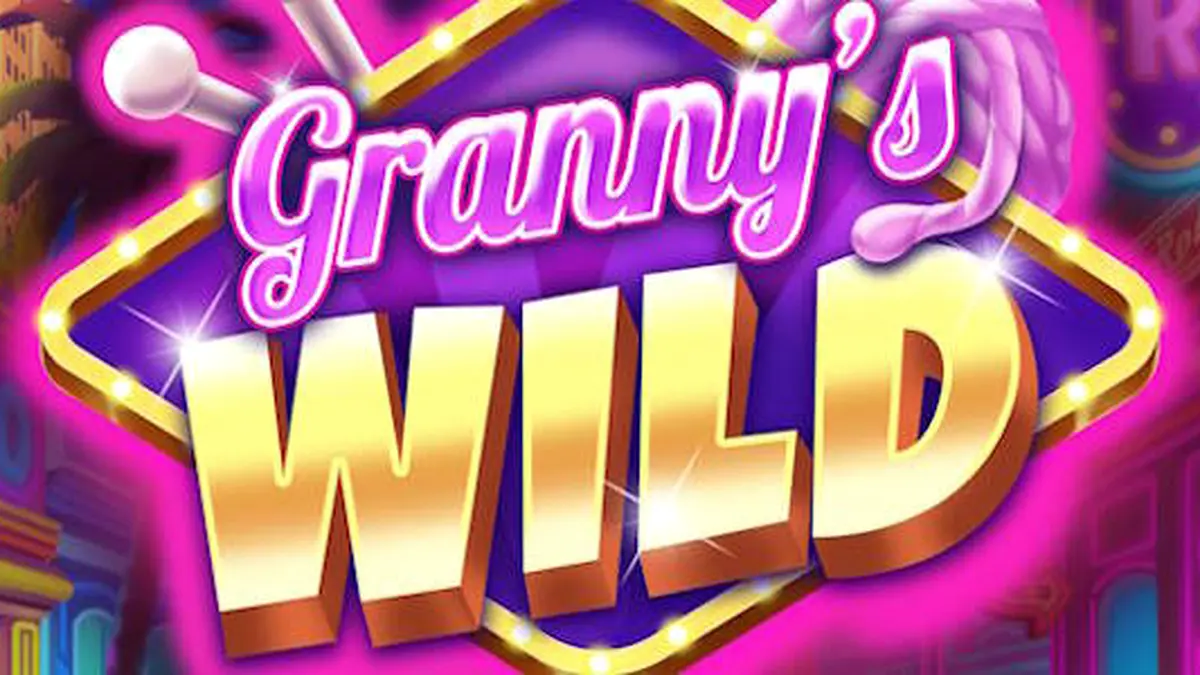 Karakter nenek yang ceria dalam permainan slot Granny's Wild dengan latar belakang ruang tamu yang penuh warna.